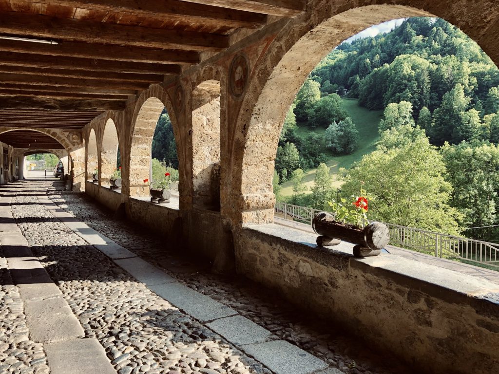 Poco prima di arrivare a Santa Brigida incontrerete i caratteristici portici di Averara
